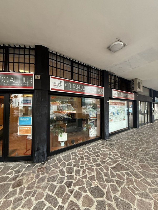 negozio in vendita a Rozzano