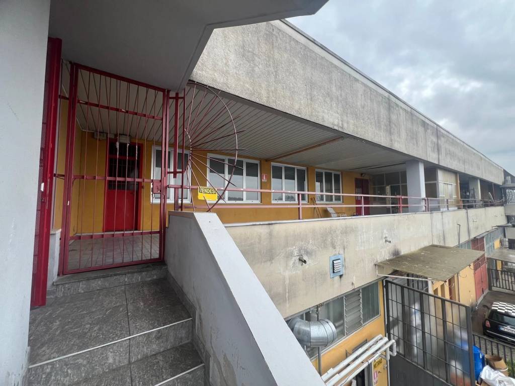 negozio in vendita a Rozzano