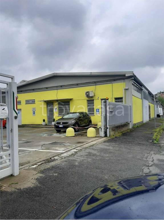 capannone in vendita a Rozzano