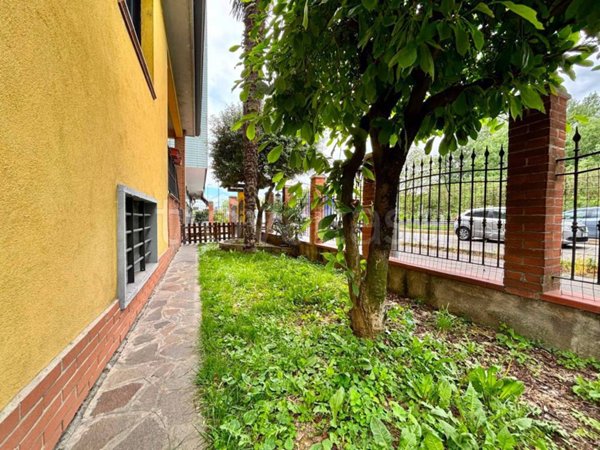 casa indipendente in vendita a Rozzano in zona Cassino Scanasio