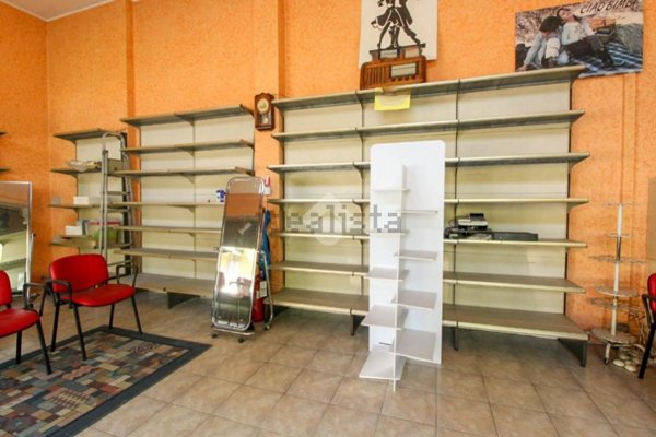 locale commerciale in vendita a Rozzano