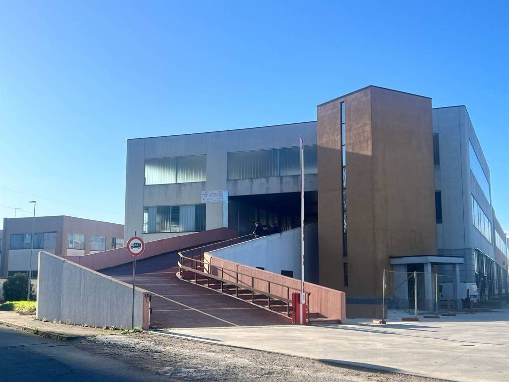 locale commerciale in vendita a Rozzano