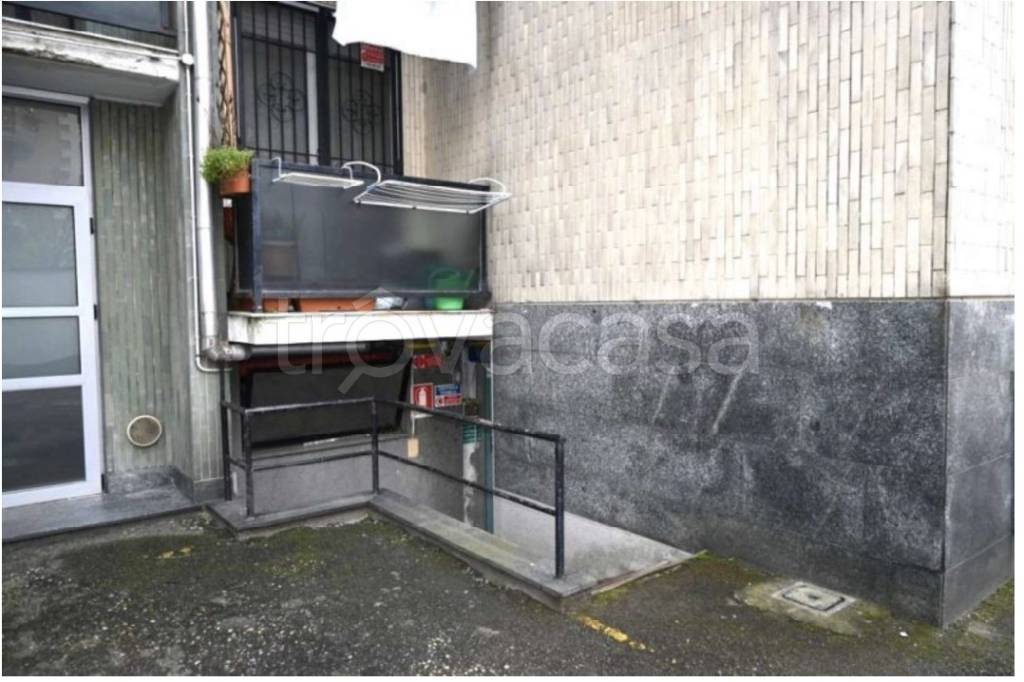 locale commerciale in vendita a Rozzano