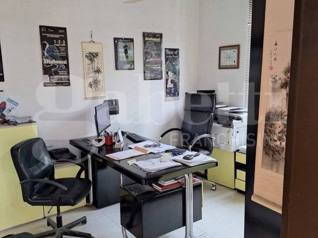 locale commerciale in vendita a Rozzano