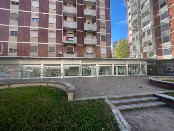 negozio in vendita a Rozzano
