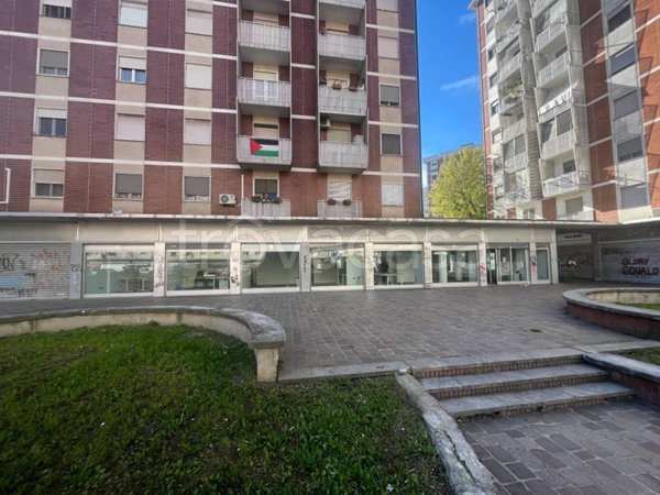 negozio in vendita a Rozzano
