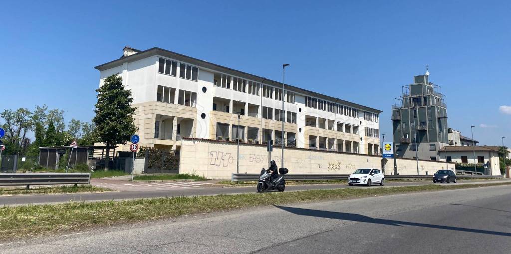 appartamento in vendita a Rozzano in zona Cassino Scanasio