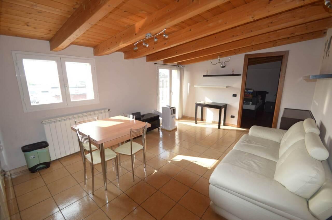 appartamento in vendita a Rozzano in zona Quinto Stampi