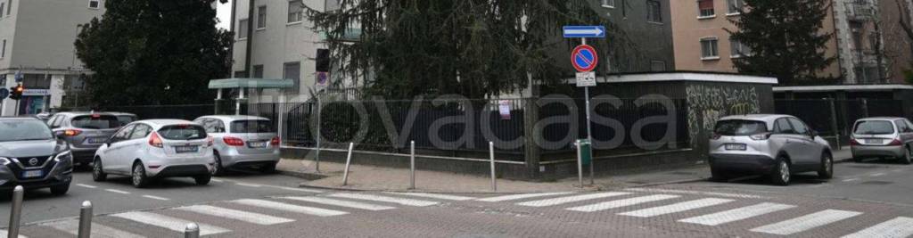 locale commerciale in vendita a Rozzano