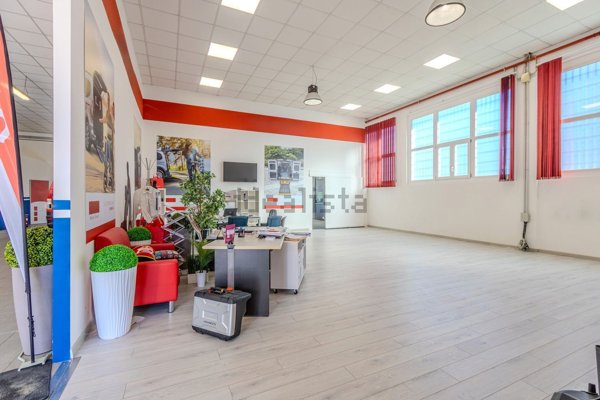 capannone in vendita a Rozzano in zona Quinto Stampi