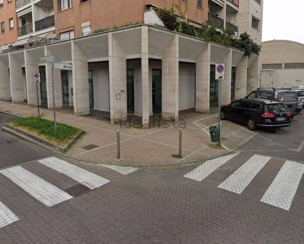locale commerciale in vendita a Rozzano in zona Quinto Stampi