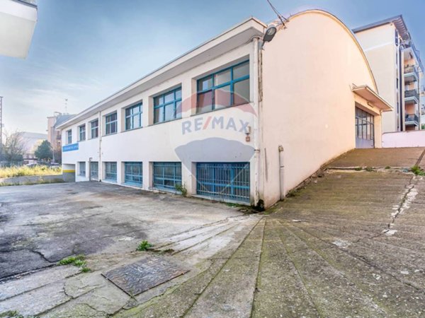 negozio in vendita a Rozzano in zona Quinto Stampi