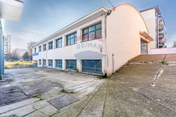 negozio in vendita a Rozzano in zona Quinto Stampi