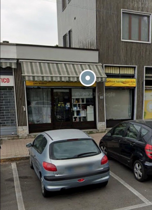 locale commerciale in vendita a Rozzano
