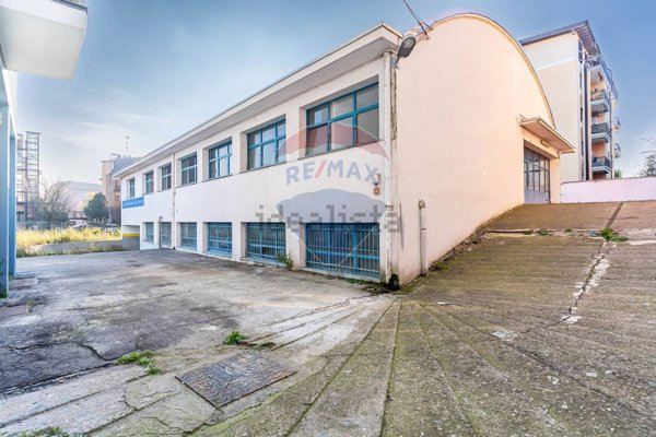 negozio in vendita a Rozzano in zona Quinto Stampi