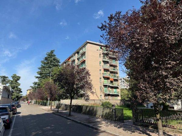 locale di sgombero in vendita a Rozzano