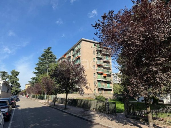 locale di sgombero in vendita a Rozzano