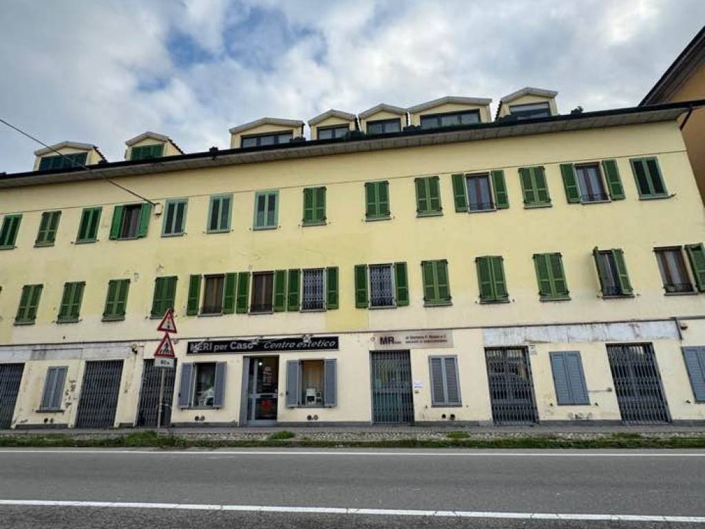 negozio in vendita a Rozzano