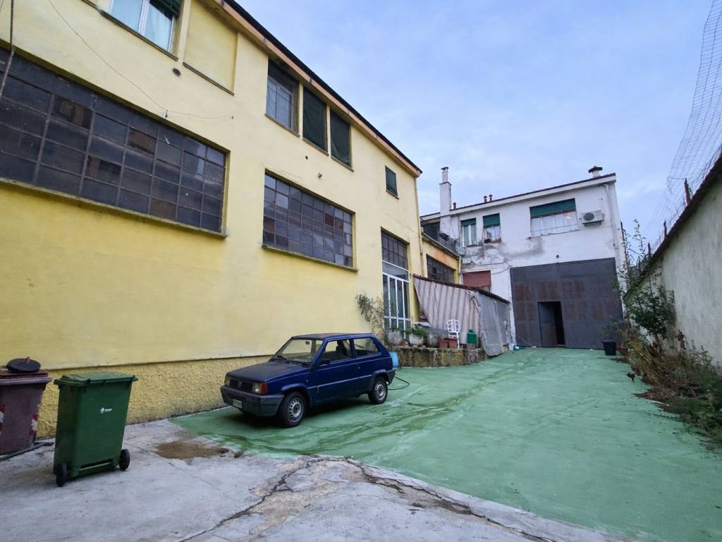 locale commerciale in vendita a Rozzano
