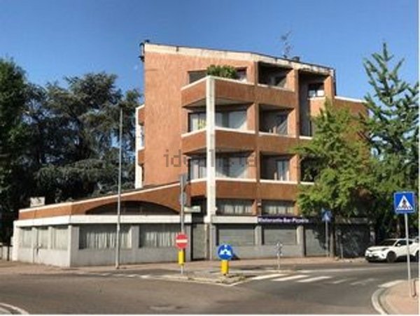 locale commerciale in vendita a Rozzano