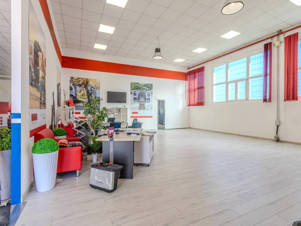 locale commerciale in vendita a Rozzano in zona Quinto Stampi