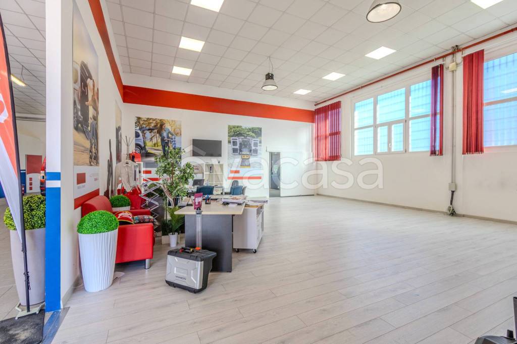locale commerciale in vendita a Rozzano in zona Quinto Stampi