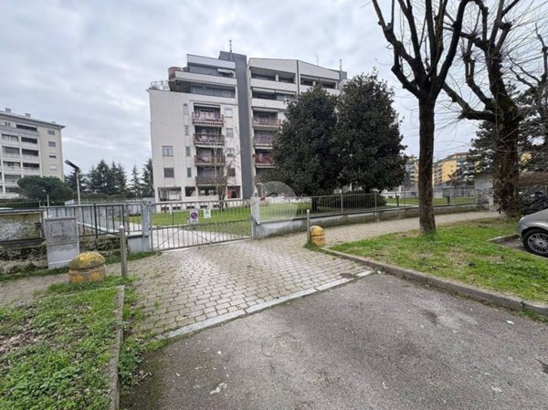 negozio in vendita a Rozzano in zona Pontesesto