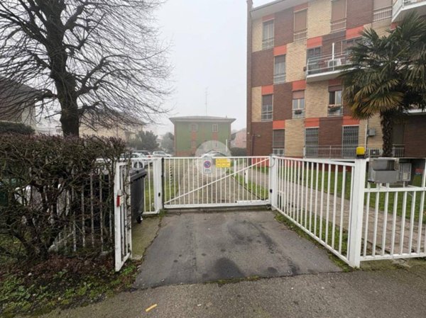 negozio in vendita a Rozzano in zona Pontesesto