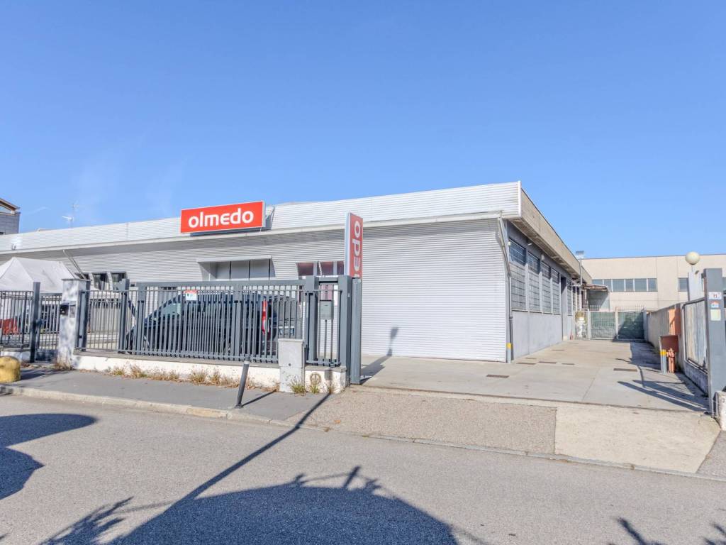 locale commerciale in vendita a Rozzano in zona Quinto Stampi