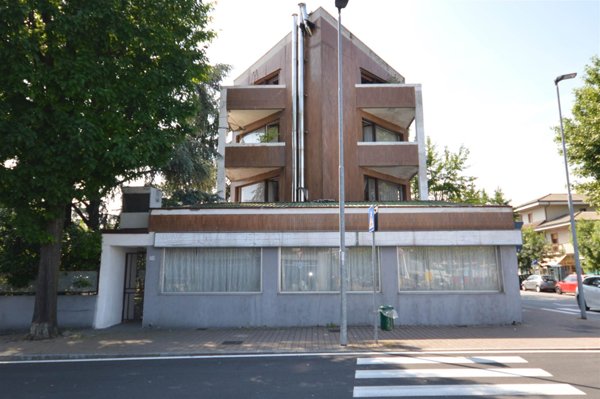 negozio in vendita a Rozzano