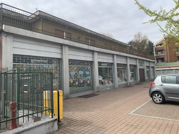 negozio in vendita a Rozzano