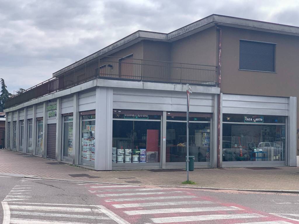 negozio in vendita a Rozzano in zona Cassino Scanasio