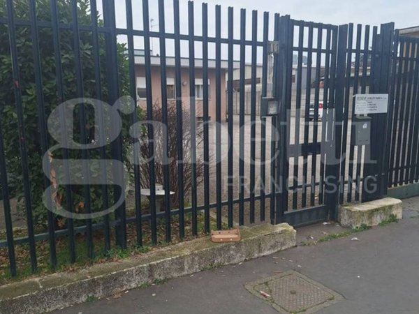 locale commerciale in vendita a Rozzano