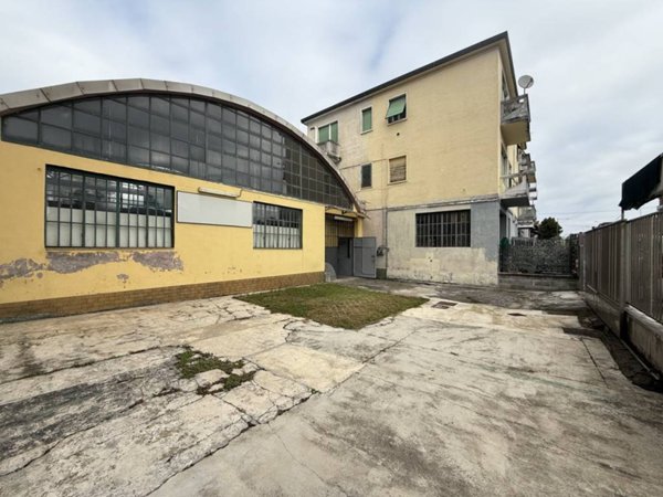 locale commerciale in vendita a Rozzano in zona Valleambrosia