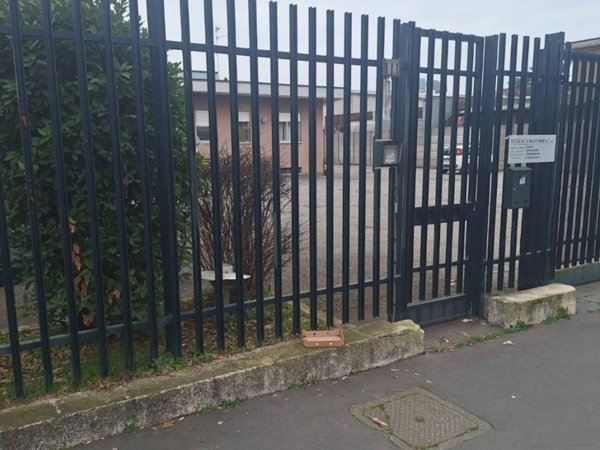 locale commerciale in vendita a Rozzano