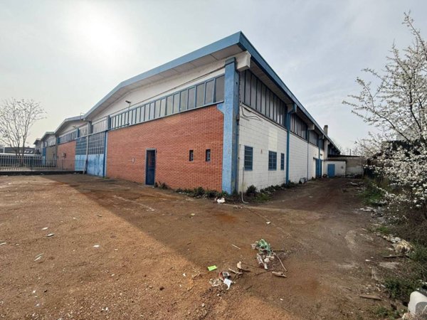 locale commerciale in vendita a Rozzano