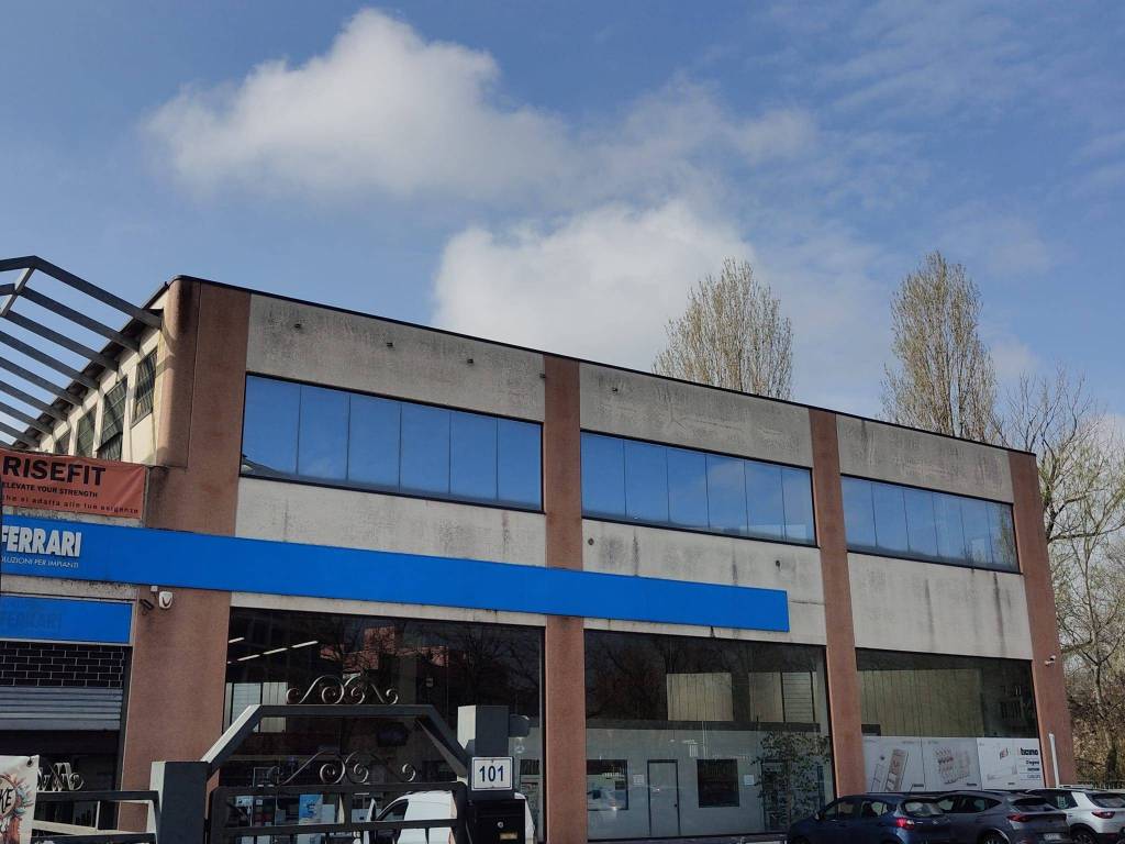 locale commerciale in vendita a Rozzano
