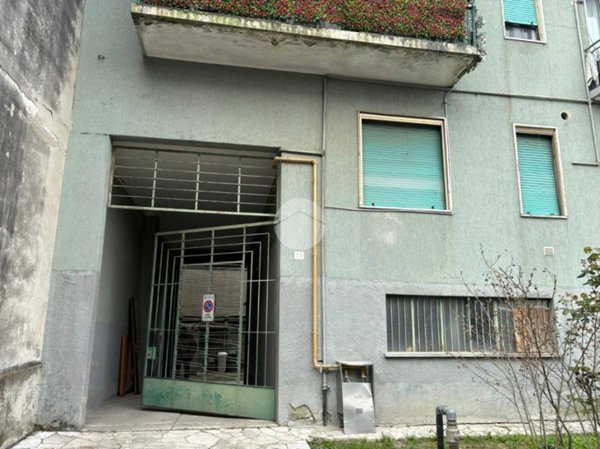 negozio in vendita a Rozzano in zona Valleambrosia