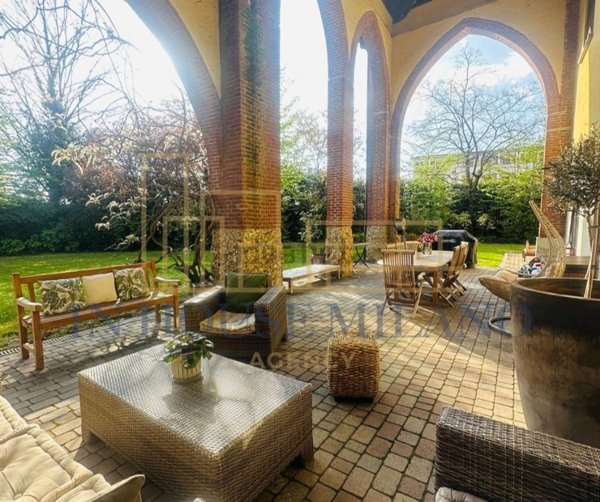 casa semindipendente in vendita a Rozzano in zona Cassino Scanasio