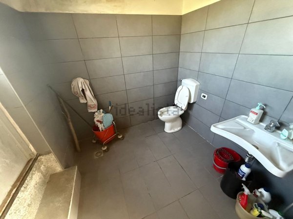 capannone in vendita a Rozzano in zona Valleambrosia