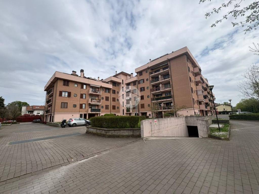 negozio in vendita a Rozzano in zona Pontesesto