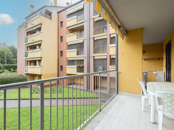 appartamento in vendita a Rozzano in zona Quinto Stampi