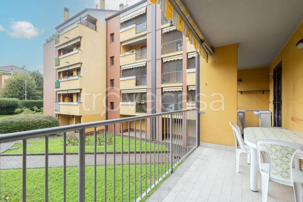 appartamento in vendita a Rozzano in zona Quinto Stampi