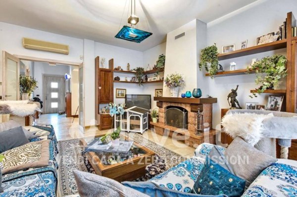 casa indipendente in vendita a Rozzano in zona Pontesesto