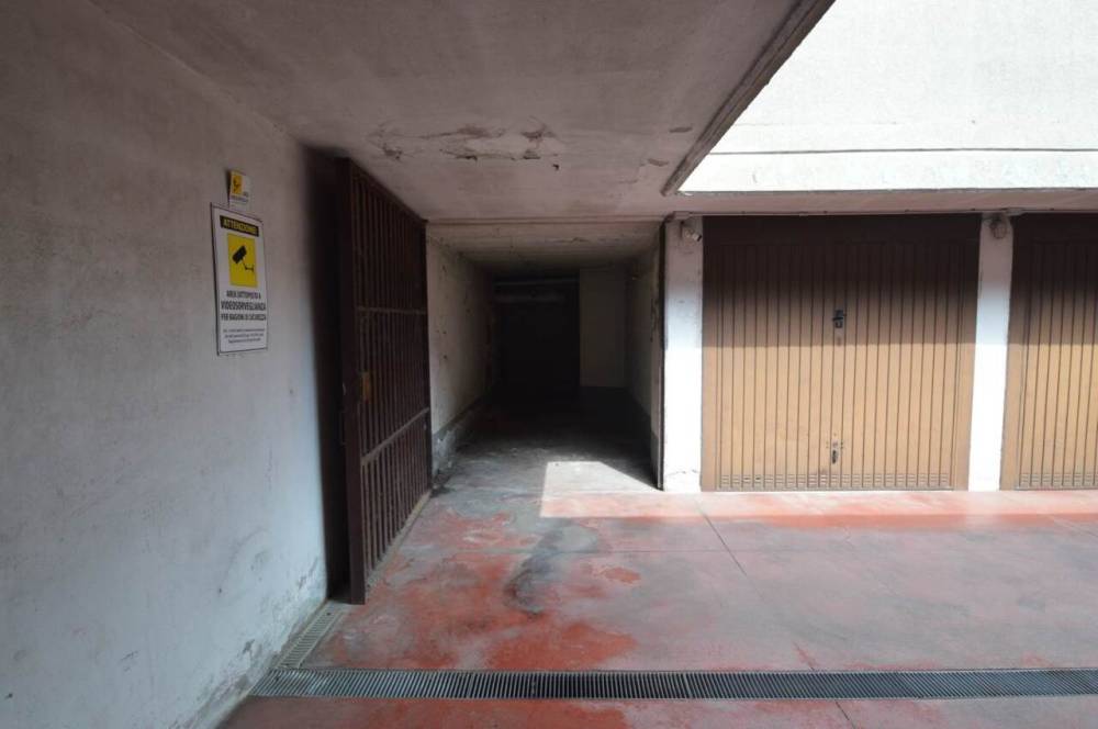 locale di sgombero in vendita a Rozzano in zona Quinto Stampi