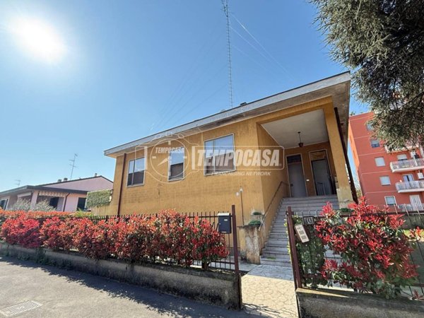 casa indipendente in vendita a Rozzano in zona Pontesesto