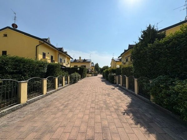 casa indipendente in vendita a Rozzano in zona Pontesesto
