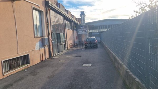 locale commerciale in vendita a Rozzano in zona Cassino Scanasio