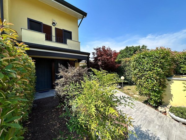 casa indipendente in vendita a Rozzano in zona Pontesesto
