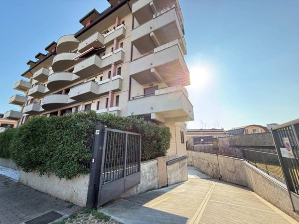 box auto in vendita a Rozzano in zona Quinto Stampi